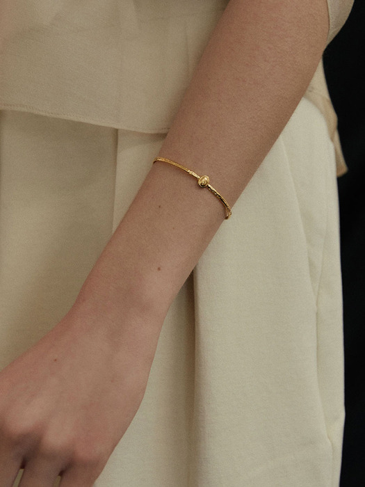 COLLECTION_THE OVAL_Classic oval bangle bracelet