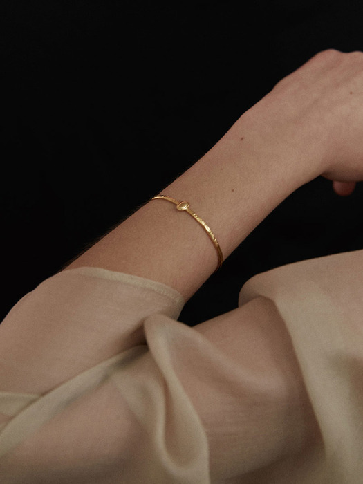 COLLECTION_THE OVAL_Classic oval bangle bracelet