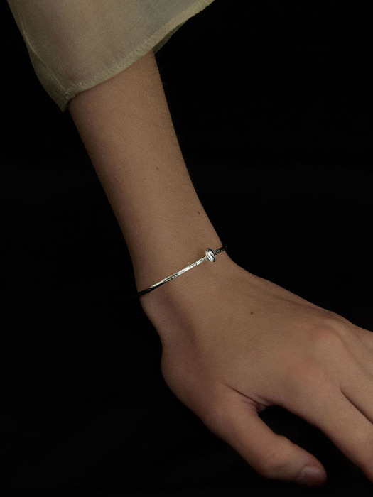 COLLECTION_THE OVAL_Classic oval bangle bracelet