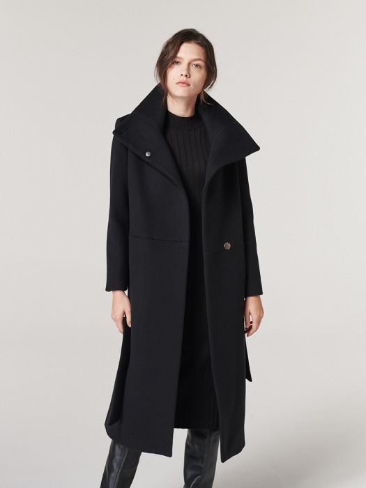 HIGH NECK SINGLE COAT. BLACK