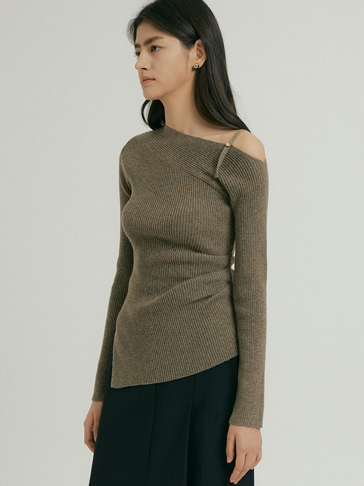 comos 763 merino wool off shoulder pintuck knit (khaki)