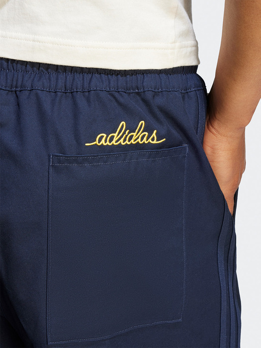 Chino adidas 2025