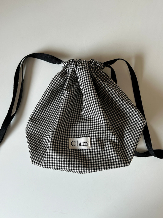 Clam string pouch _ Gingham check
