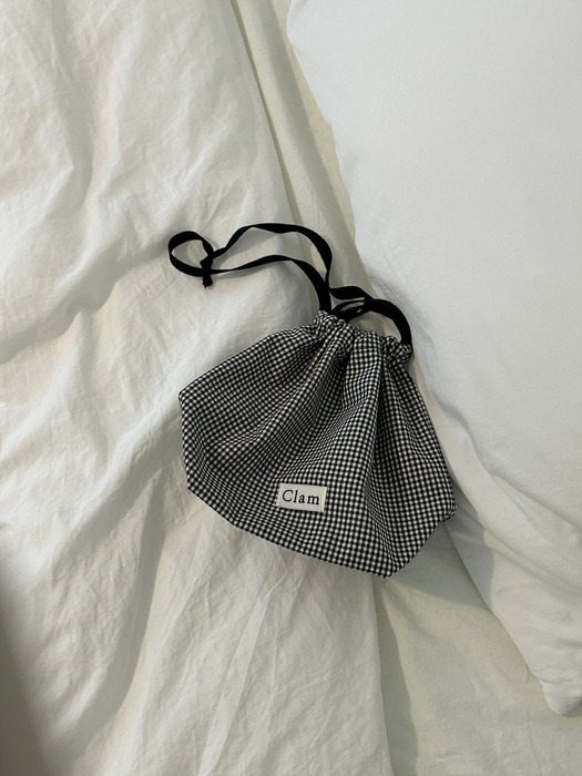 Clam string pouch _ Gingham check