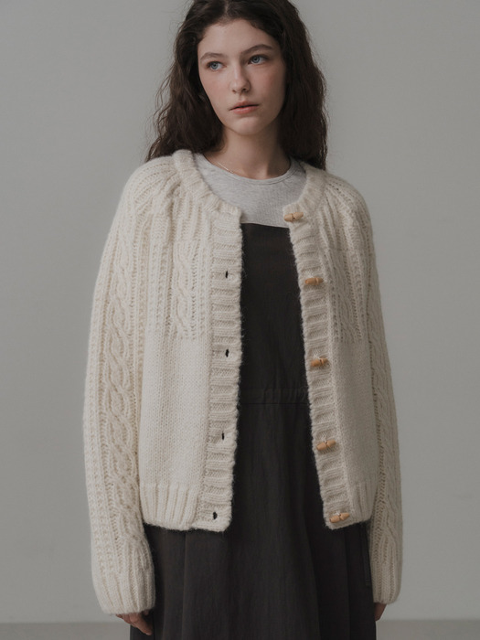 Duffle cable cardigan (ivory)