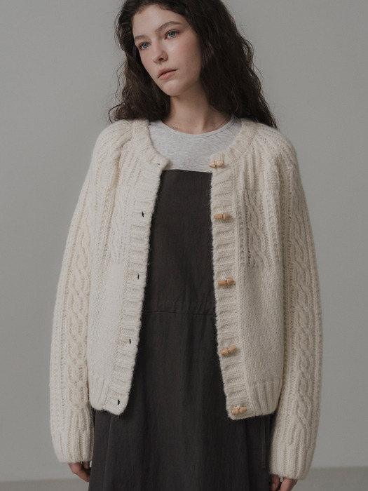 Duffle cable cardigan (ivory)