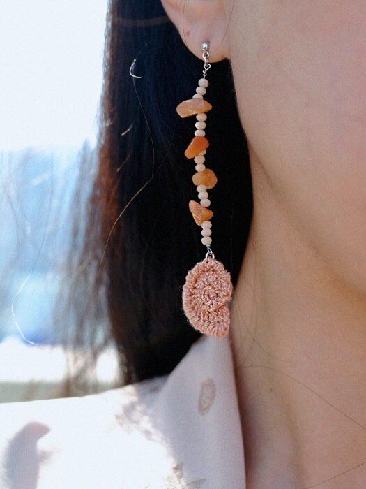 shell motive gemstone knit earring