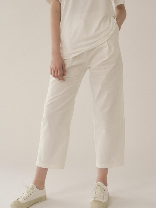  Pleats cotton trouser in white (W)