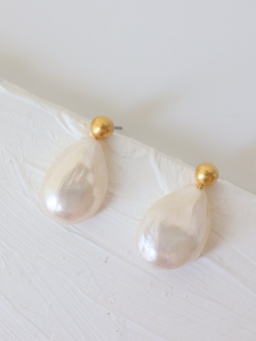 Oval Pearl Earrings