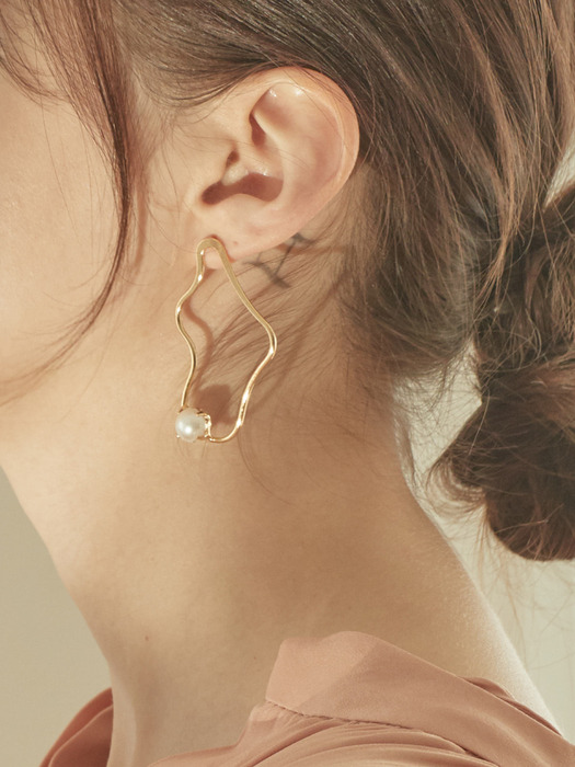 Gold flexion Earring