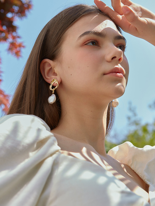 Big Baroque Pearl style earring