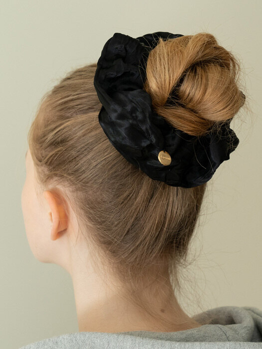 charm scrunchie (black)