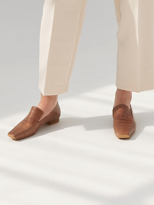 20mm Tilda Croc-Minimal Loafer (Beige)