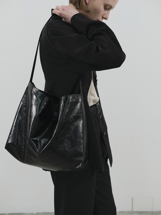 square shoulder bag (black)