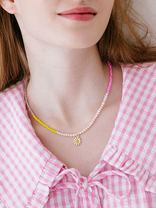 Daisy paerl necklace