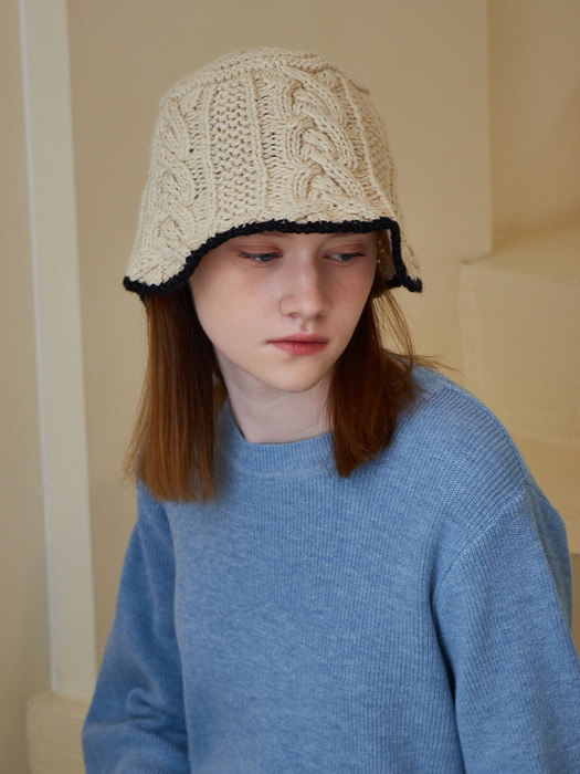 Triple Cable Knit Bucket Hat (Ivory)