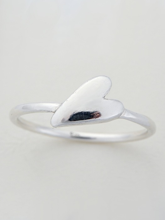 Simple heart ring