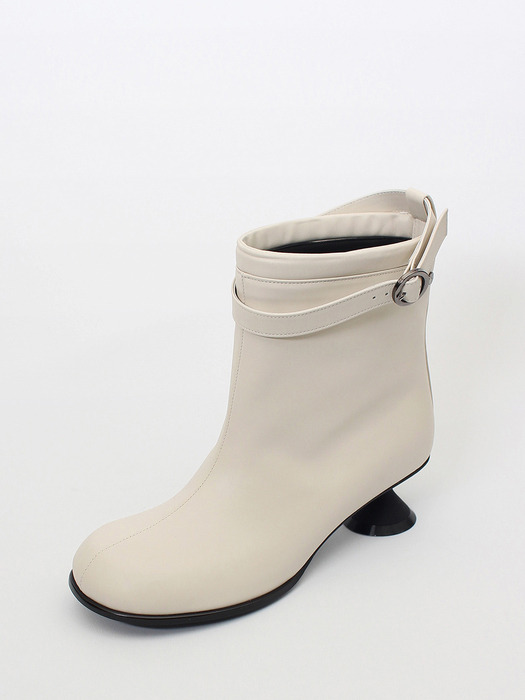 Uhjeo ourglass middle heel strap boots_ivory