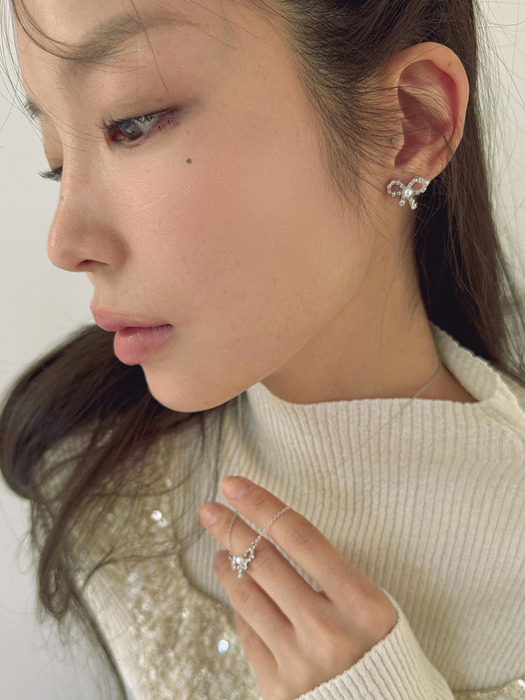 (X)[혜린PICK]Petit Twinkle Ribbon Pearl Earrings_VH249OEA007M