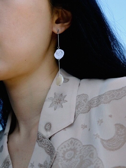 real pearl unblanced knit earring