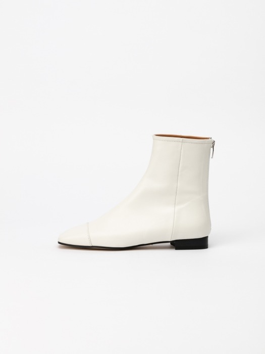 Resonaire Flat Boots in White