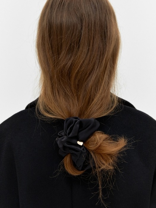 heart charm scrunchie - black