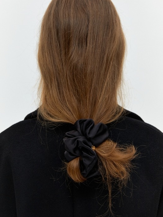 heart charm scrunchie - black