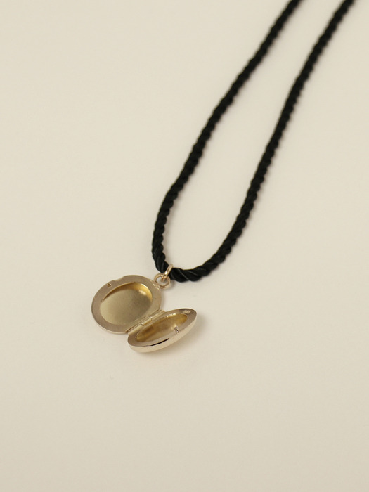 Oval String Necklace