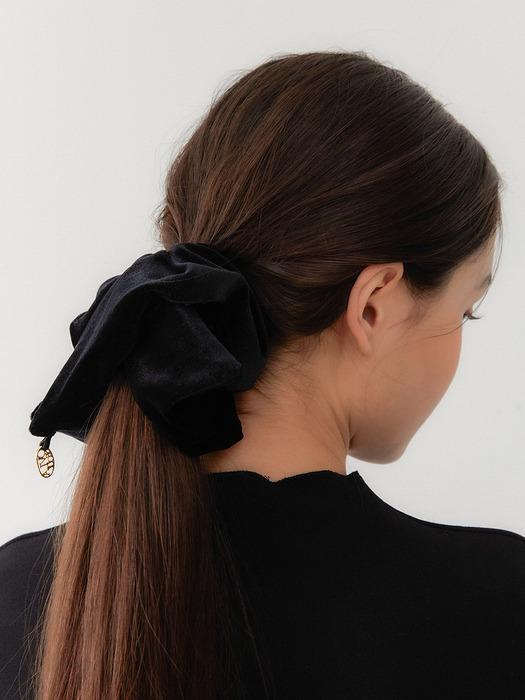 square scrunchie_velvet black