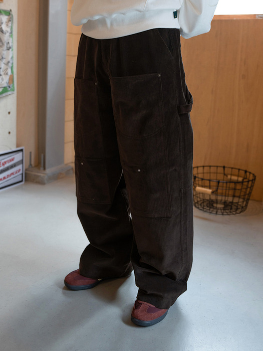 Corduroy carpenter pants / Dark brown