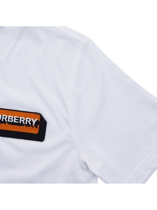 [버버리] 로고 아플리케 코튼 티셔츠 8056032 W MARGOT TBM A1464