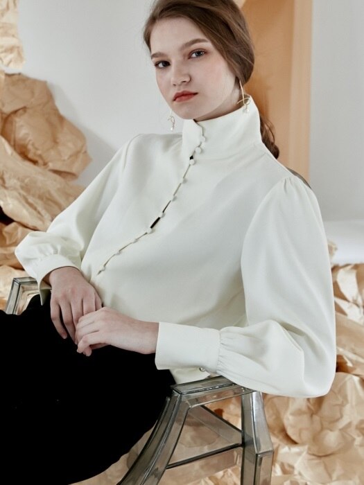 comos117 high-neck button blouse (ivory)