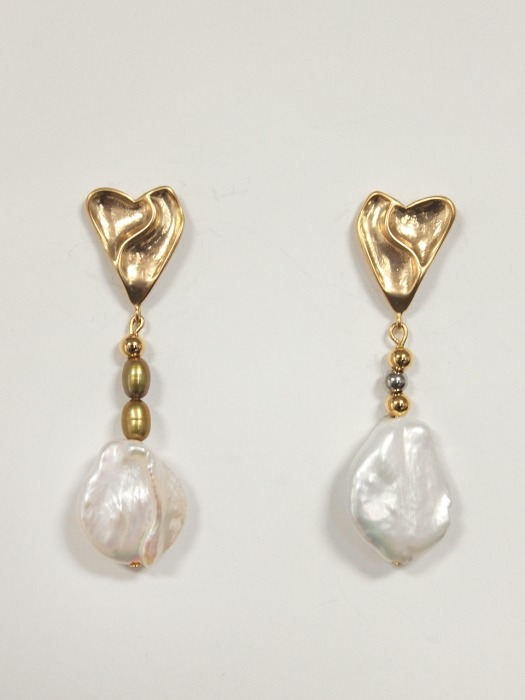 Lovely pearl `````drop````` earring