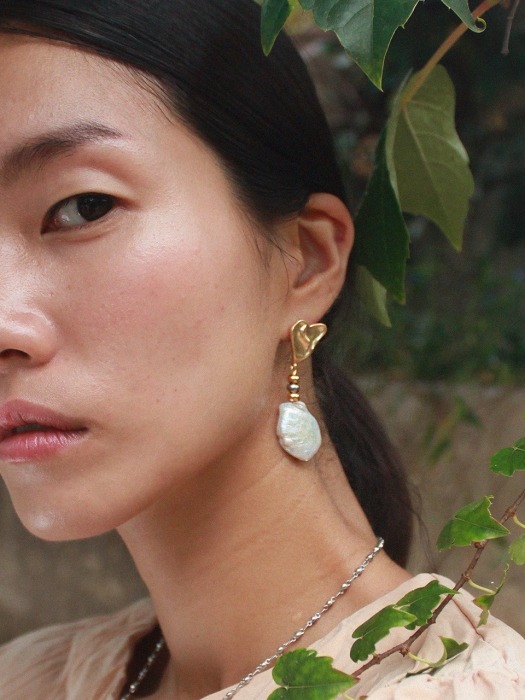 Lovely pearl `````drop````` earring