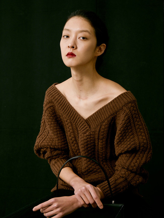 V-NECK CABLE KNIT WOOL SWEATER (BROWN)