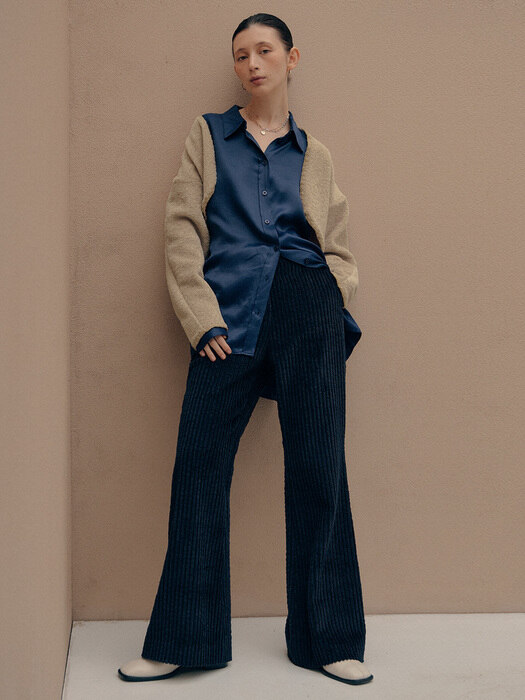 NAVY RAD FLARED CORDUROY PANTS(네이비 라드 플레어드 코듀로이 팬츠)