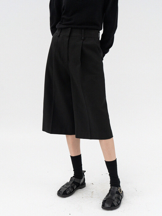 cotton tuck bermuda shorts (black)
