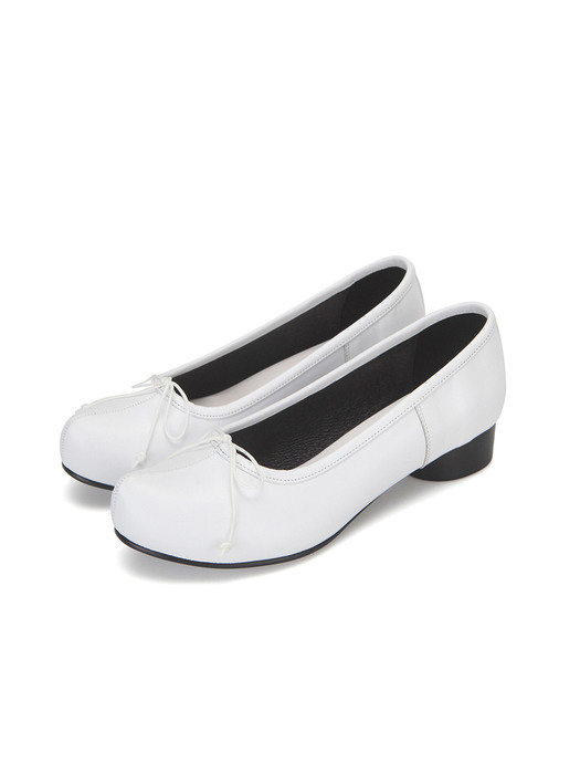 Pointed toe ballerina pumps | White