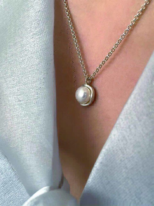 Rose pearl necklace