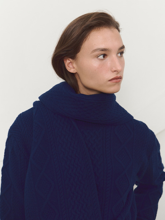 HOODED CABLE-KNIT MERINO SCARF - NAVY