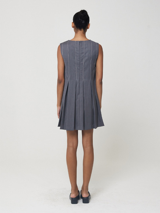 Pleated unbalance stitch sleeveless dress