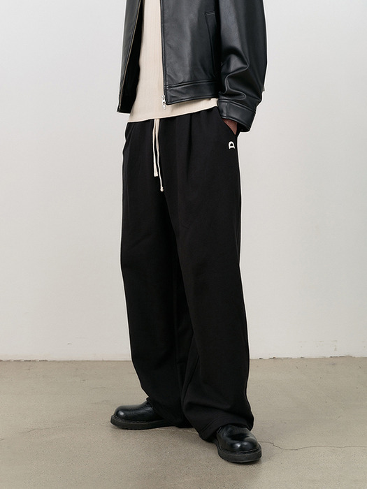 UNISEX LEATHER LOGO WIDE SWEAT PANTS BLACK_M_UDPA4C102BK