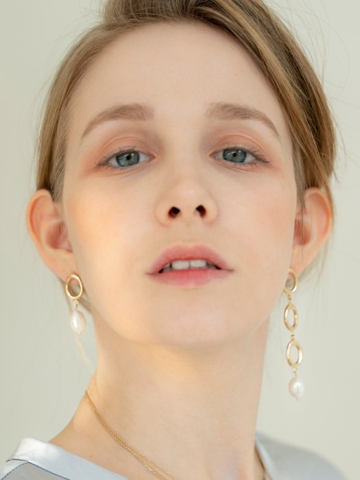 Bean pearl earring