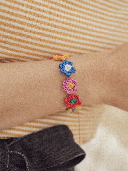 Color flower knit bracelet