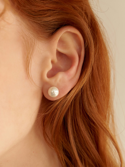 Simple Pearl Earring