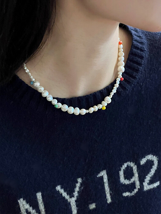 color dot pearl necklace