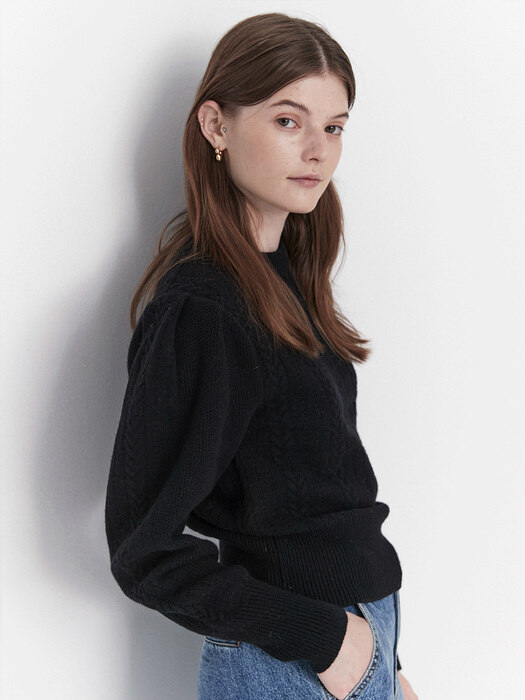 ROUND NECK CABLE PULLOVER (moat black)
