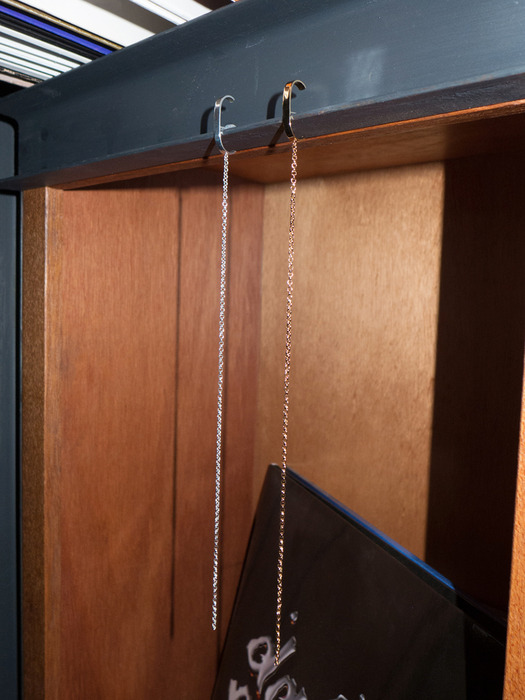 Bar with hanging chain / single