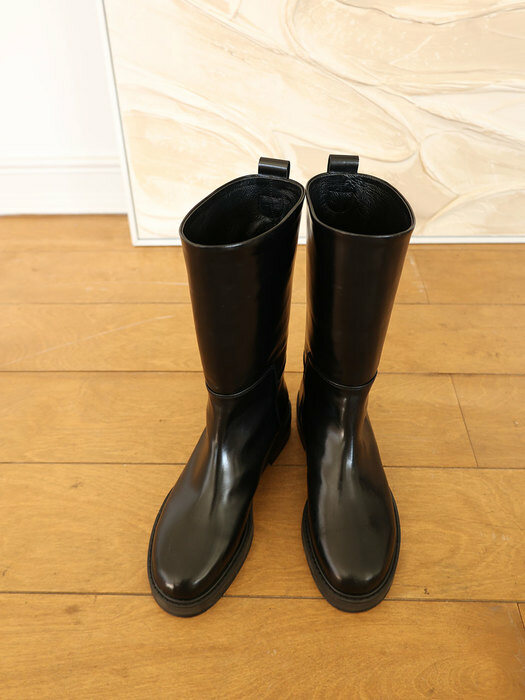 Straight middle boots in black