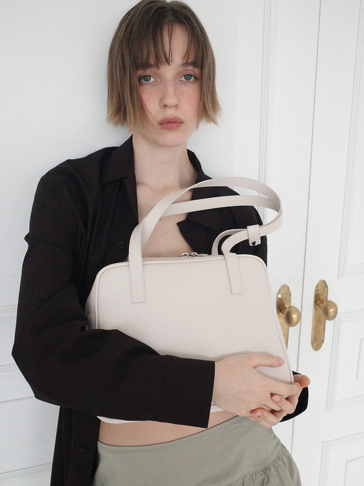 Trapezoid Middle Shoulder Bag (eggshell)